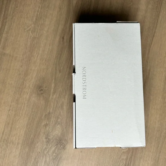 NEW! OluKai Women's Black and Tan Sandals Flip Flops - size 7w - Picture 8 of 8